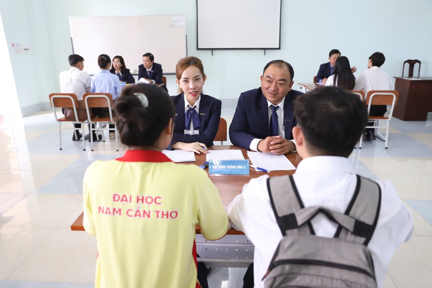 Rèn luyện kỹ năng giao tiếp và làm việc nhóm